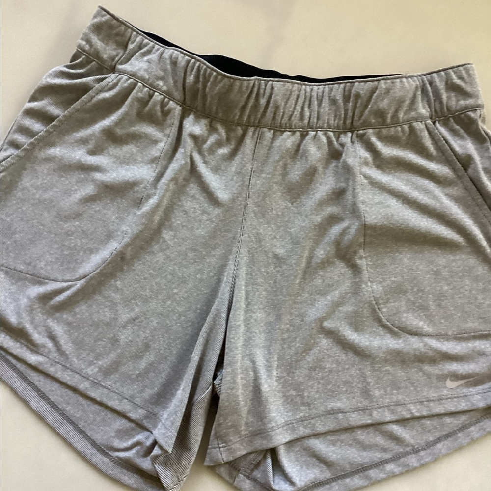 Nike Dri Fit shorts-SZ L
Pockets
Drawstring
Waist 16” elastic
Inseam 5”
XY